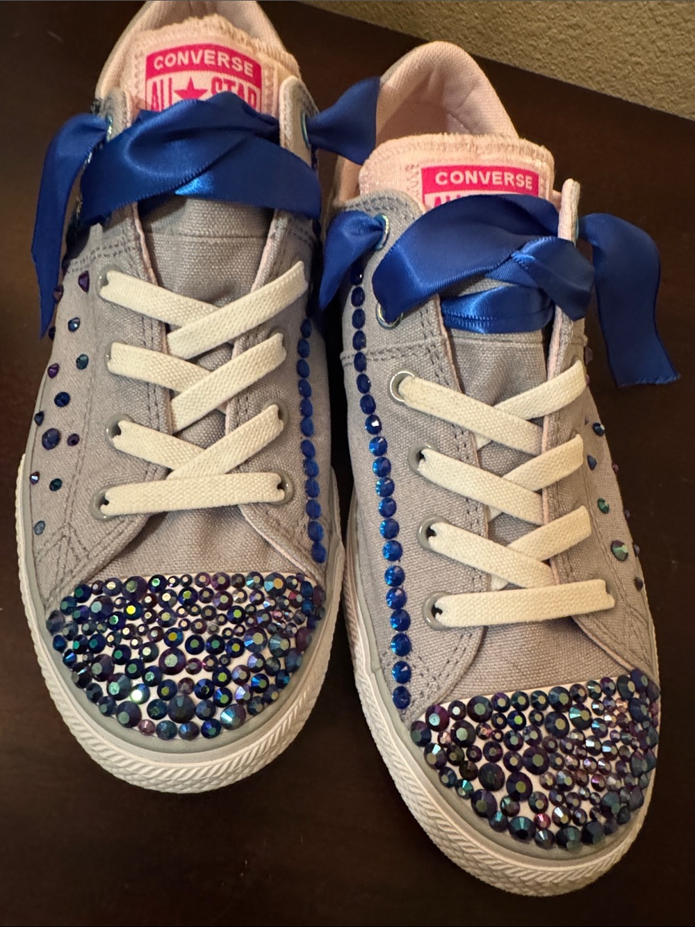 Converse Low-Top Sneakers in Light Gray with Blue Accents 
Fits a woman 6/7